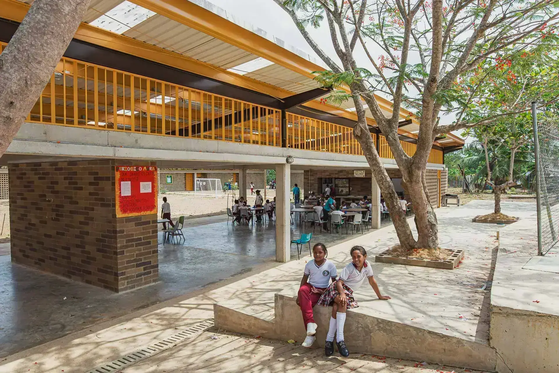 Estudiantes jugando en el patio central recreativo del Colegio Siete Vueltas en Urabá.